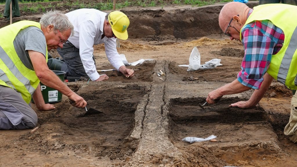 Vrijwilligers aan het werk in het zand